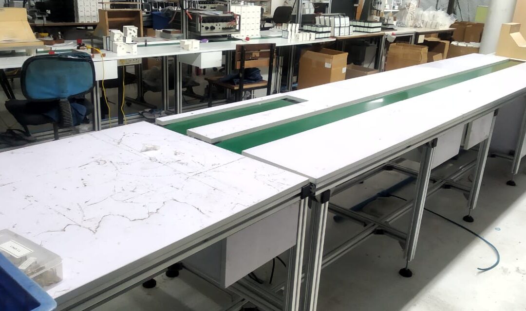 Belt conveyor with working platform